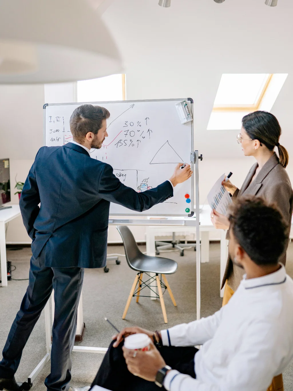 Team bei der Arbeit an Datenanalyse-Aufgaben in einem Kursraum